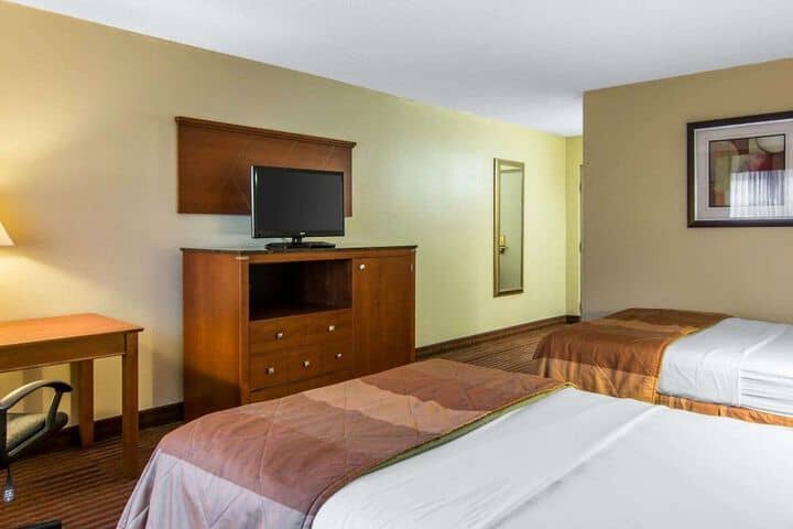 Room 10 of 16